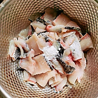 酸菜爽口，鱼肉鲜嫩，汤汁浓醇的金汤酸菜鱼的做法图解2