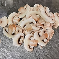 蘑菇虾仁奶油意面的做法图解4