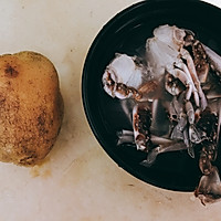 梭子蟹土豆鲜汤的做法图解1