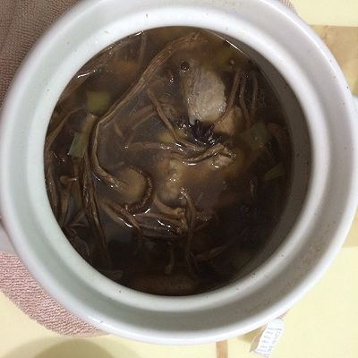 砂锅煲排骨茶树菇