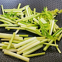 五香豆皮焖芹菜的做法图解2