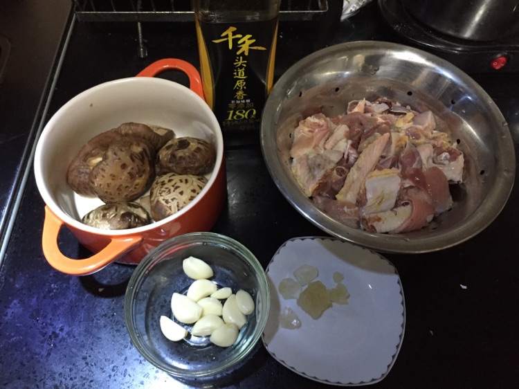 泌阳花菇土鸡煲的做法图解2