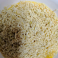 何老师版泡面火腿鸡蛋饼的做法图解4