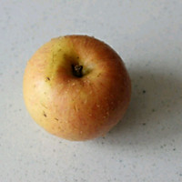 红酒苹果的做法图解1