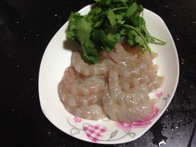 香菜虾丸子胡萝卜豆腐汤的做法图解2