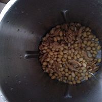 黑芝麻核桃豆浆的做法图解2