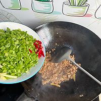 芹菜碎炒肉渣 超下饭快手菜的做法图解4