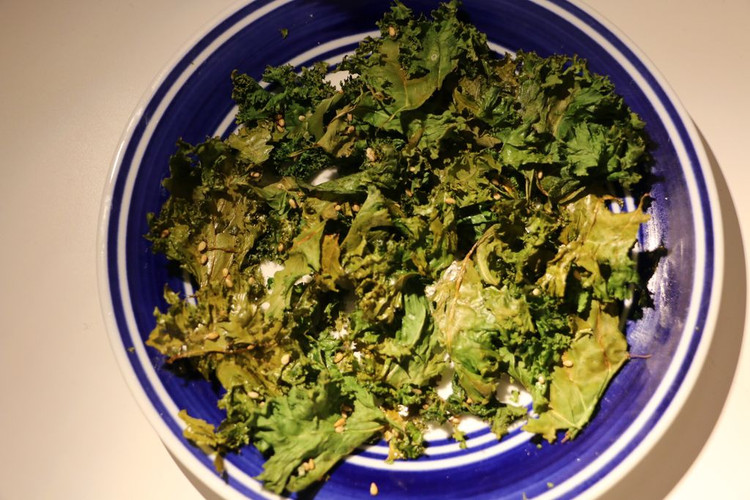 烤羽衣甘蓝脆片（Kale Chips）的做法