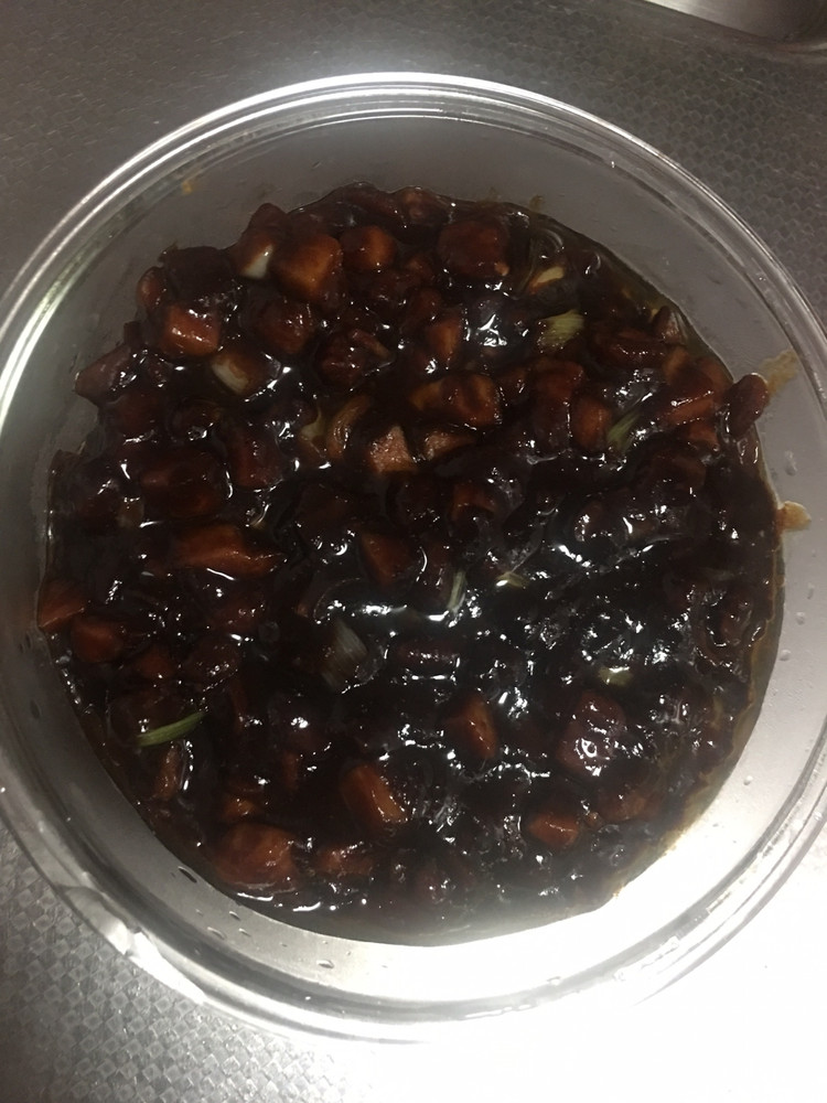 香菇肉丁炸酱面的做法