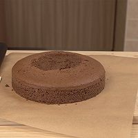 可可戚风 巧克力围边奶油蛋糕（视频菜谱）的做法图解9