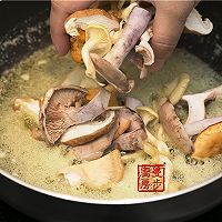 【曼步厨房】野生菌菇意大利烩饭的做法图解2