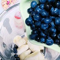 #花10分钟，做一道菜！#蓝莓芭蕉酸奶养乐多思慕雪的做法图解3
