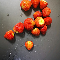 草莓烧酒酸酸饮的做法图解1