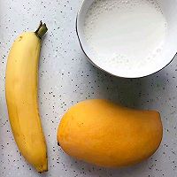 #换着花样吃早餐#香浓芒果香蕉奶昔的做法图解1