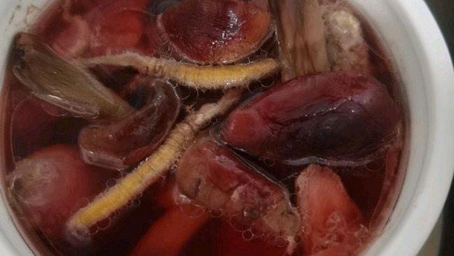 猪尾巴炖红菇加虫草花+洋参片的做法