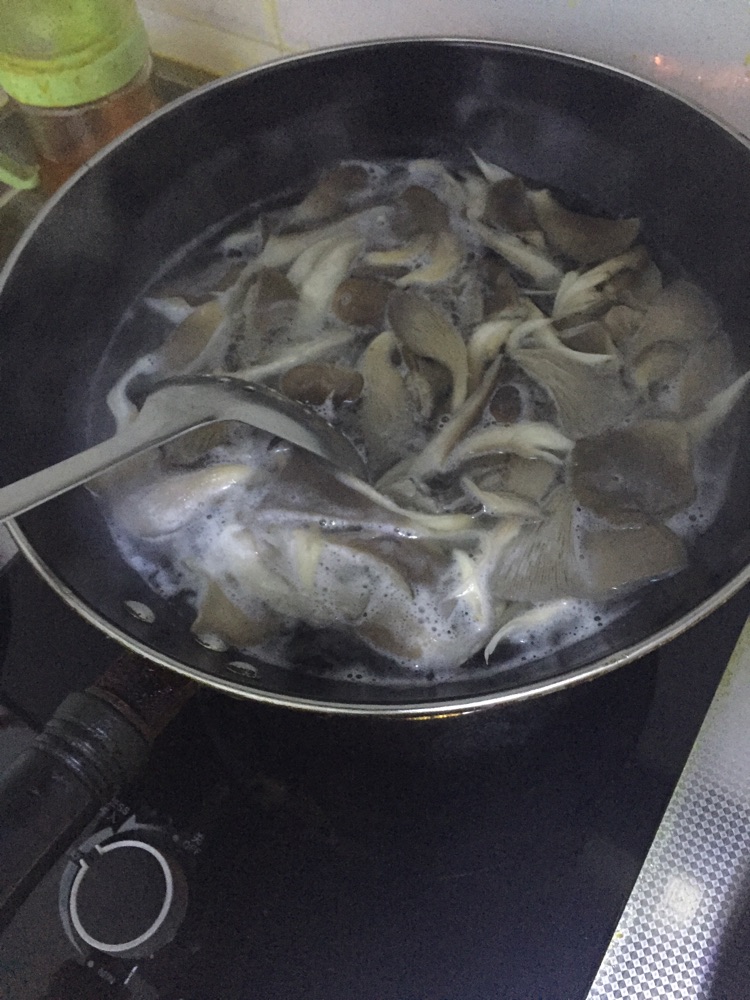 孜然鲜蘑的做法图解1
