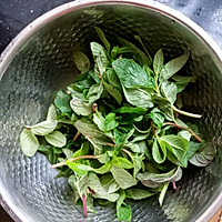 薄荷鸡蛋饼的做法图解1