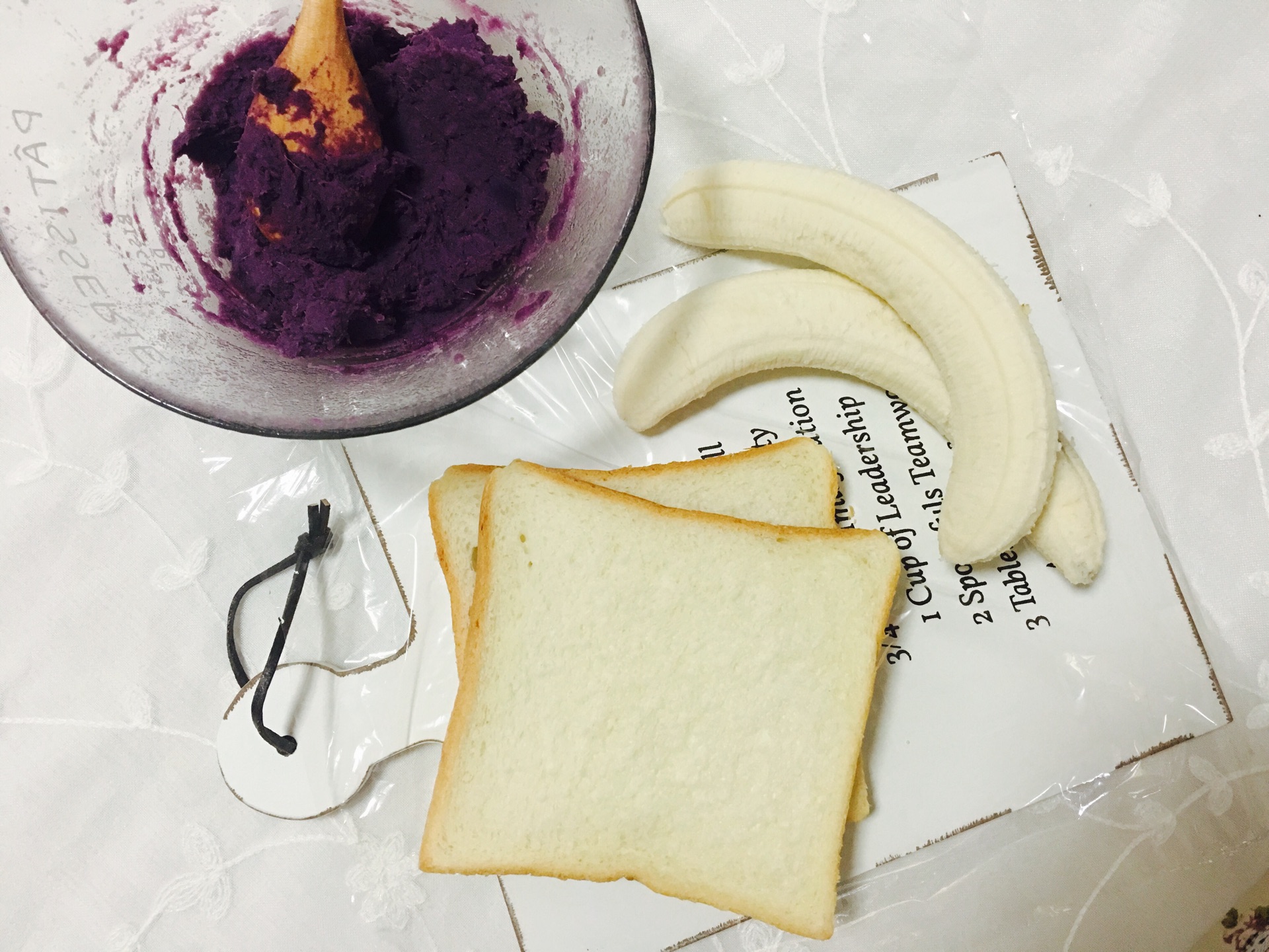 美味紫薯奇亚籽吐司面包早餐美食摄影图配图高清摄影大图-千库网