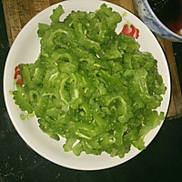 老干妈苦瓜炒蛋的做法图解1