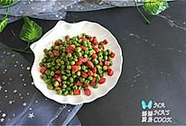香肠炒豌豆，时令应季的小蔬菜，春季里就要吃这一口鲜！的做法