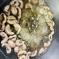 鲜味爆表的口蘑汤的做法图解2