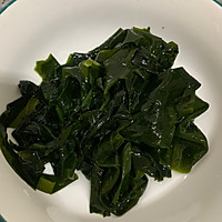 虾仁煎蛋裙带菜豆腐汤的做法图解1