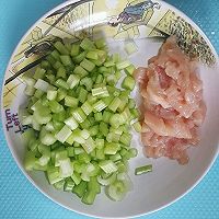 芹菜鸡肉丁的做法图解2