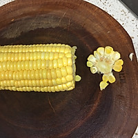 巧剥玉米粒的做法图解2