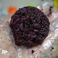 传说中最受欢迎的宝贝饭——紫米肉松饭团#小妙招擂台#的做法图解7