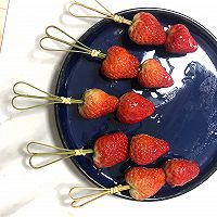 草莓冰糖葫芦的做法图解4