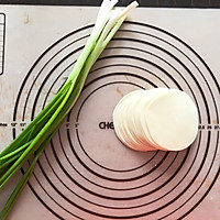 #憋在家里吃什么#饺子皮葱油饼的做法图解1