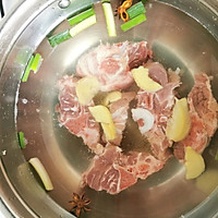 胡萝卜山药莲藕排骨汤的做法图解2