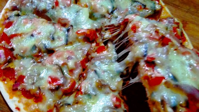 平底锅+炭炉子=披萨的做法