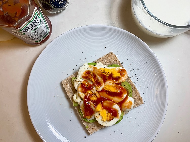 极简健康早餐｜牛油果鸡蛋三明治的做法