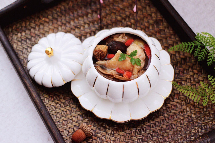 姬松茸板栗炖鸡汤的做法