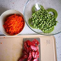 腊味豌豆胡萝卜炒饭的做法图解1