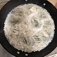酸辣金针菇的做法图解3