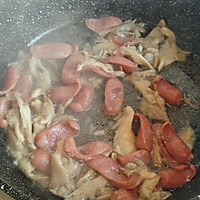 平菇炒香肠的做法图解4