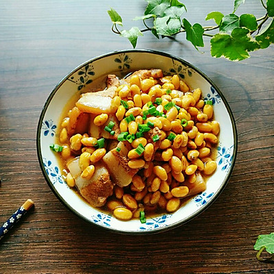 家常三层肉煮毛豆