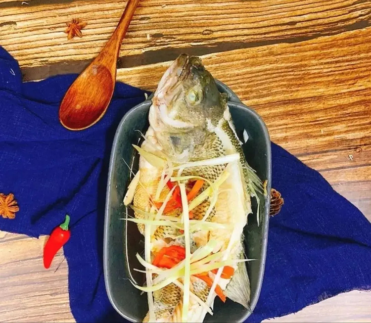 清蒸鲈鱼这样做鲜嫩无腥味，营养又美味，厨房小白也能做！的做法