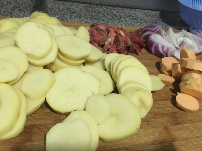 哈萨克美食—牛肉闷土豆的做法图解1