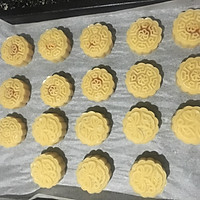 蛋黄豆沙月饼的做法图解3
