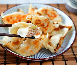 越吃越香的西葫芦猪肉馅煎饺的做法