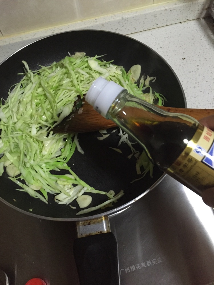 脆爽包菜丝的做法图解2