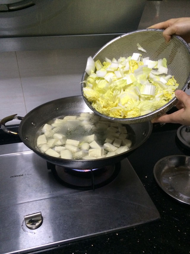 白菜（娃娃菜）豆干瘦肉汤的做法图解3