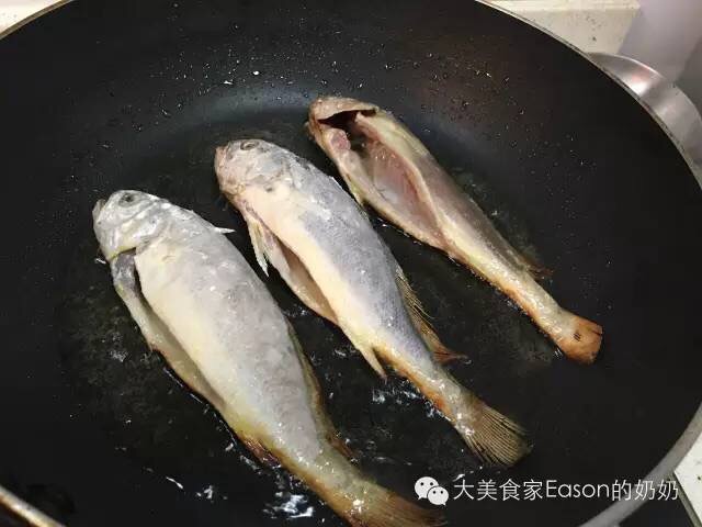 干煎黄花鱼的做法图解5