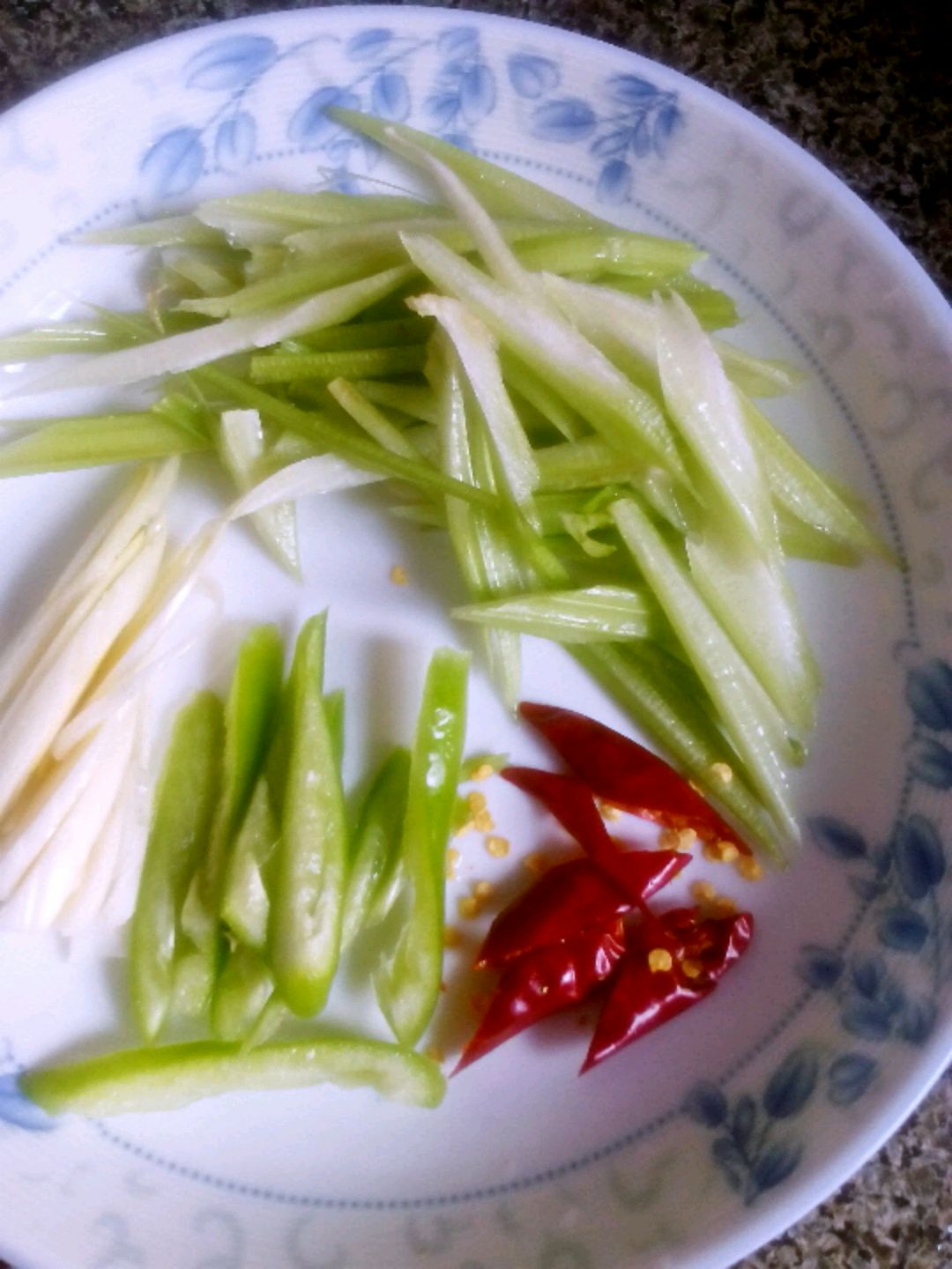 芹菜炒肉丝的做法图解2