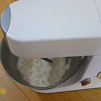 一款饼底很松软的披萨(家庭版本)的做法图解1