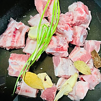 东北排骨炖芸豆土豆的做法图解1