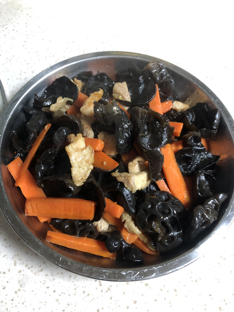 木耳胡萝卜炒猪肉的做法